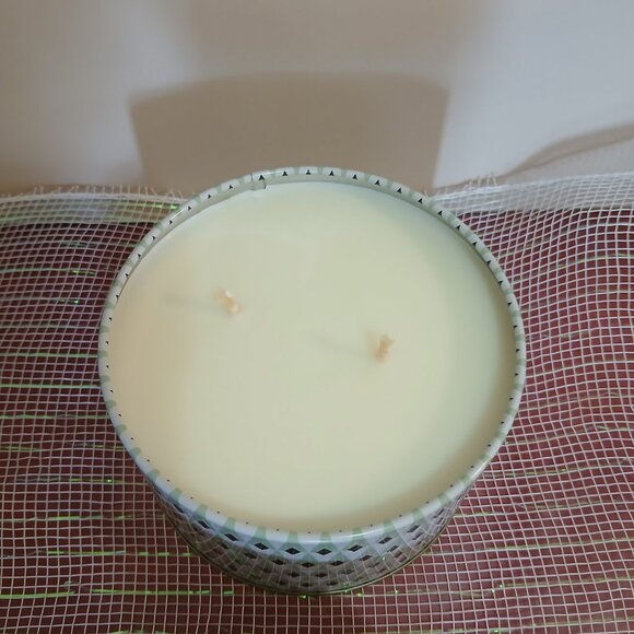 New La Jolie Muse White Tea, Soy, Double Wick Candle-Hummingbird Tin - Picture 3 of 5